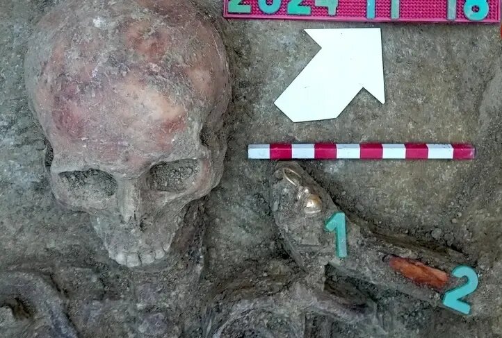 کشف گورستان باستانی با جواهرات زیر کارخانه خودروسازی | عکس