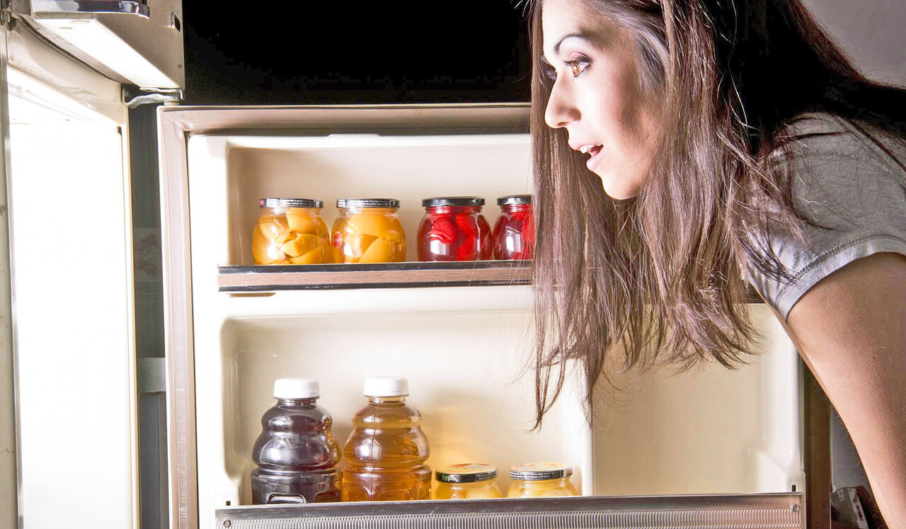 دلیل پرخوری فقط استرس نیست | چرا شادی، غم و خستگی هم ما را به سمت خوردن می‌کشاند؟