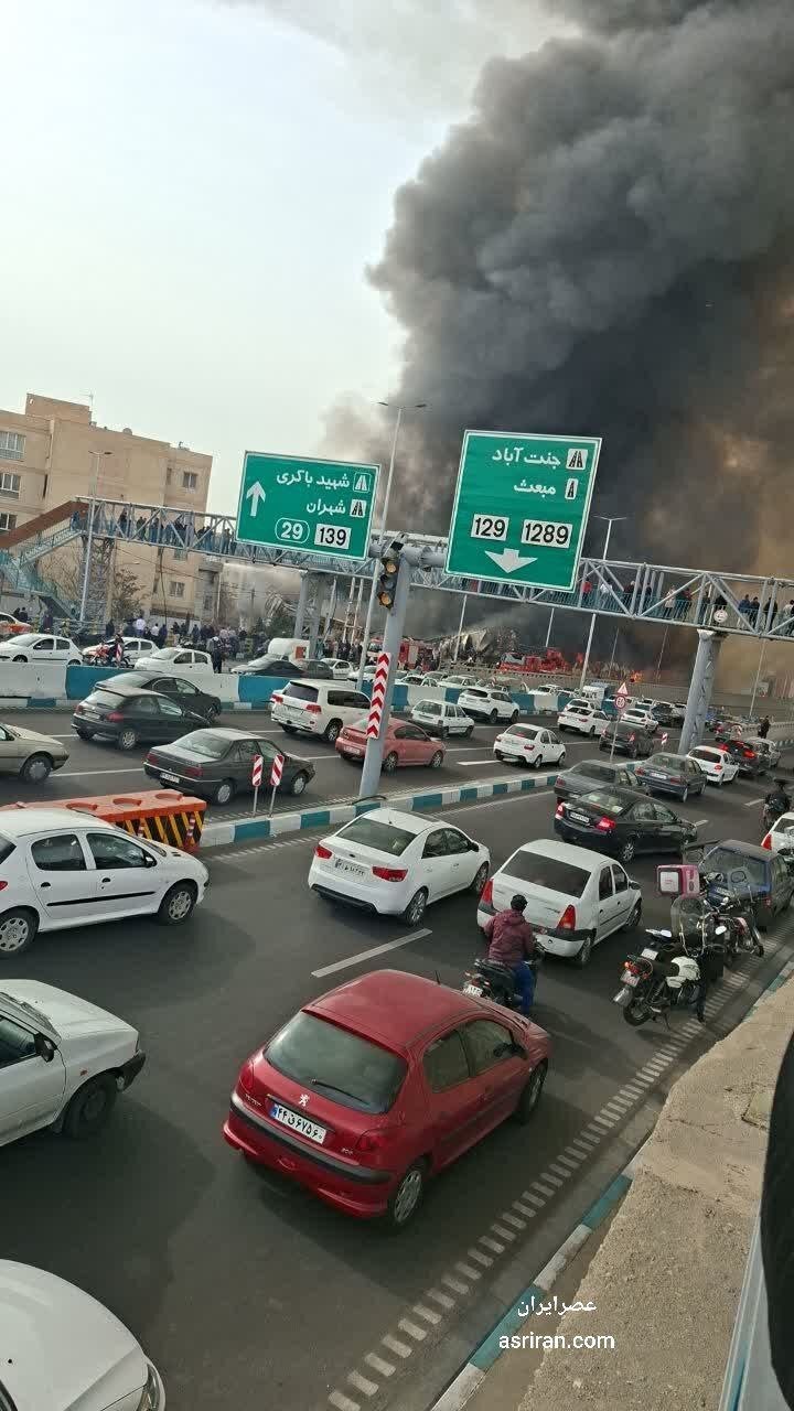 آتش‌سوزی مهیب در بازار جنت تهران + عکس | محل حادثه یک سوله ۲ هزار متری است | آتش نشانی: آتش‌سوزی بسیار گسترده است