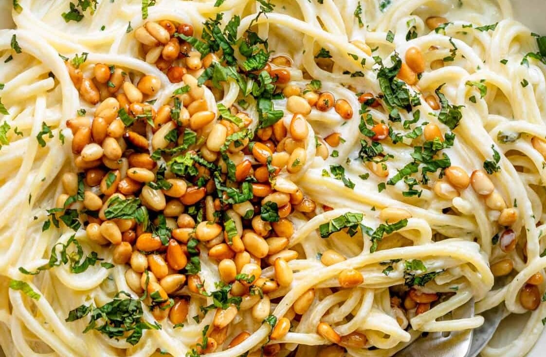 طرز تهیه اسپاگتی با سس ماست و دانه کاج