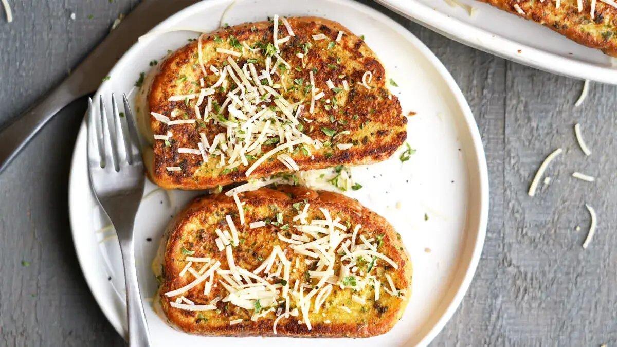 تست فرانسوی خوشمزه با عطر سیر و پنیر پارمسان