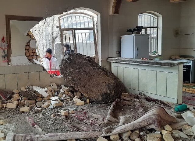 سقوط سنگ ۵۰ تنی روی خانه‌های مردم در لرستان + عکس و جزئیات