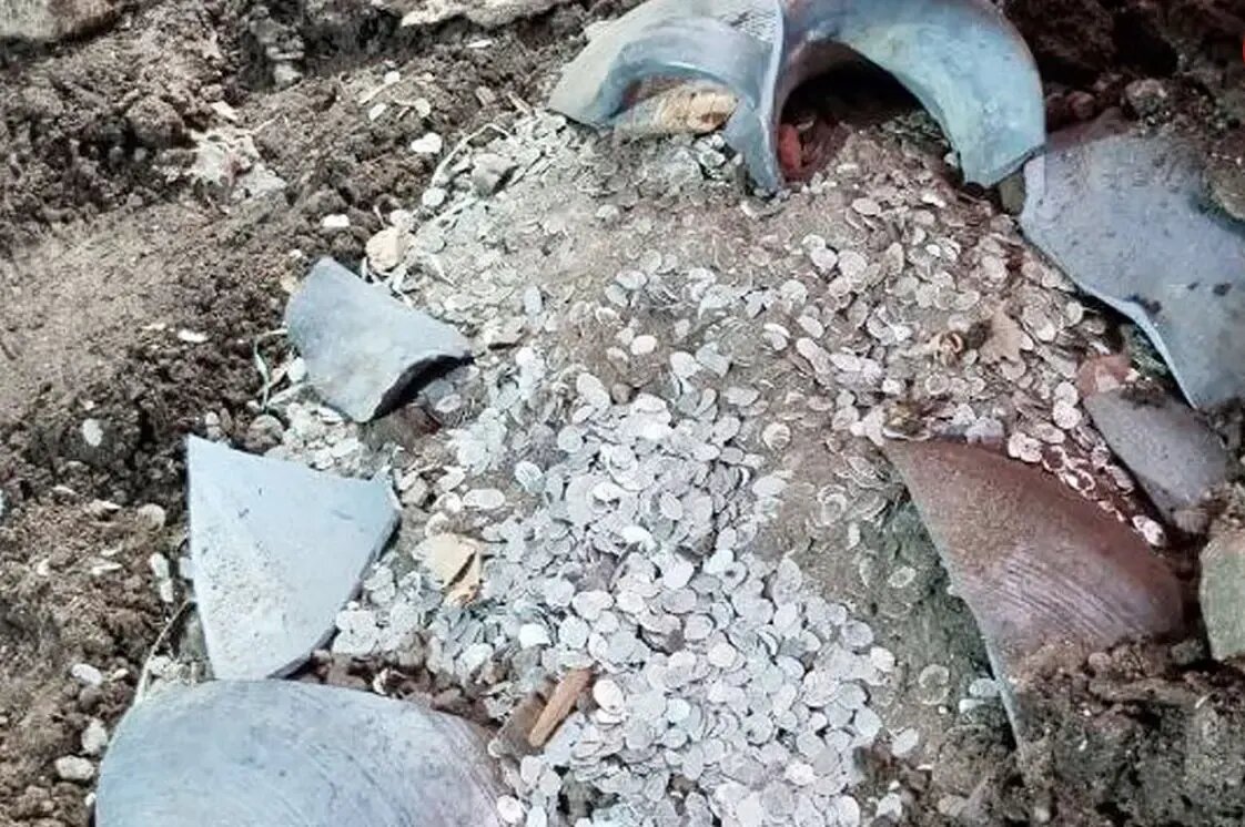 کشف ۲۰ هزار سکّۀ ۳۰۰ ساله در یک خانه تاریخی! |عکس