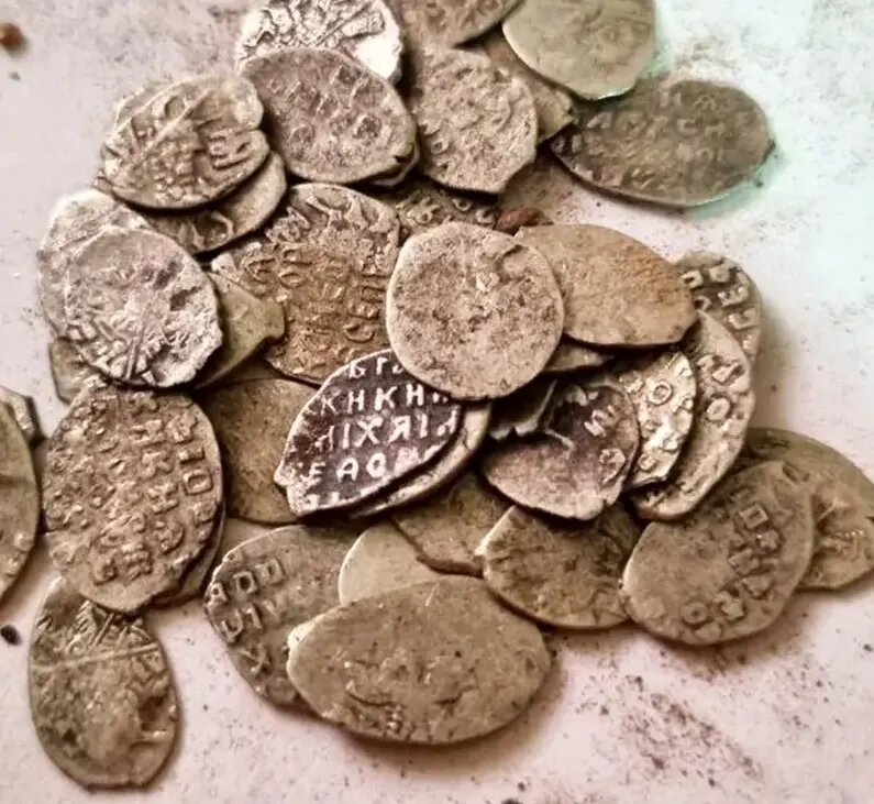 کشف ۲۰ هزار سکّۀ ۳۰۰ ساله در یک خانه تاریخی! |عکس