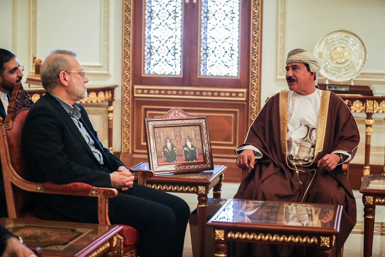 ورود لاریجانی به عمان+ تصاویر | چه کسی به استقبال او رفت؟