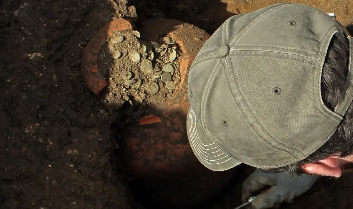 گنجینه قلّک‌های باستانی با ۴۰ هزار سکۀ رومی در زیر خاک | عکس
