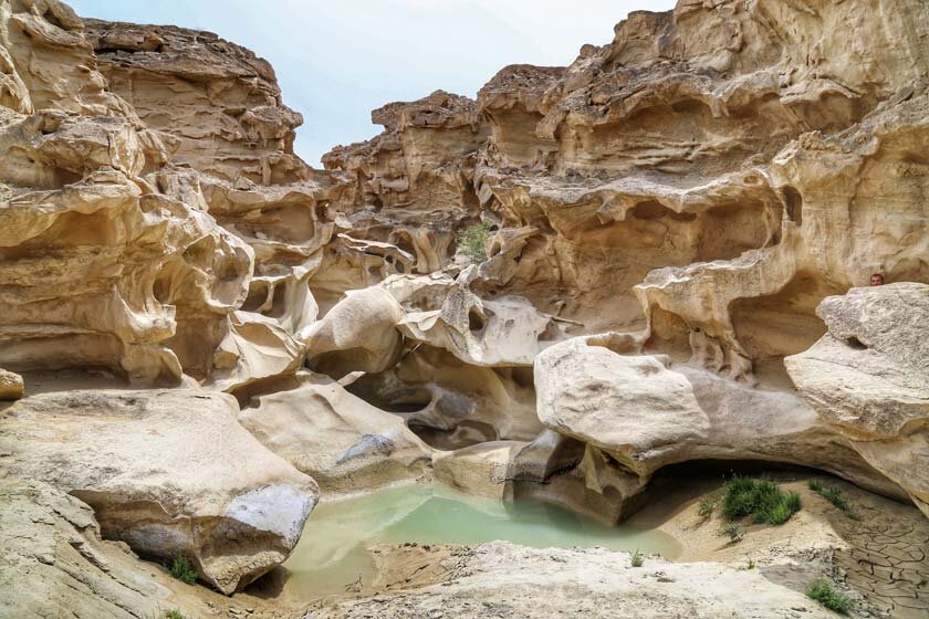 تنگه چاکاویر قشم؛ شاهکار هنری طبیعت روی صخره ها