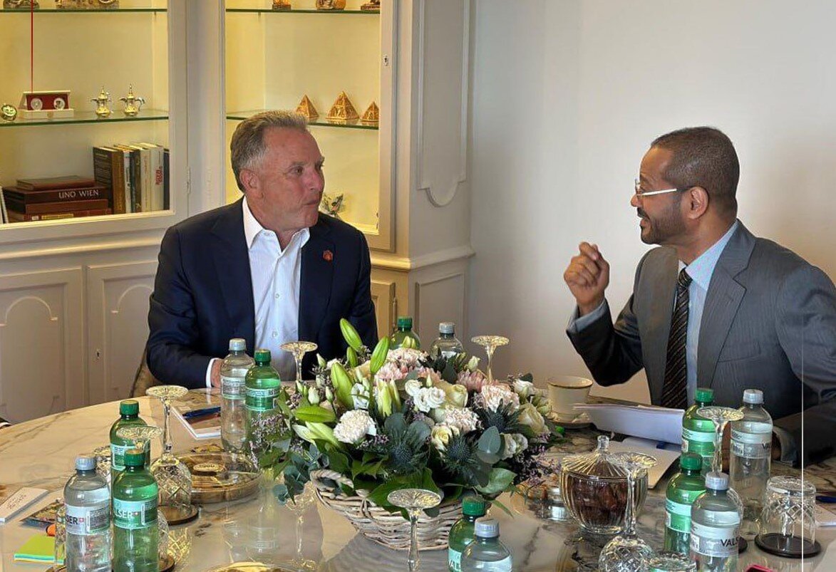 حرکت معنادار وزیر امور خارجه عمان حین رفتن به محل مذاکرات + ویدئو حرکت معنادار وزیر امور خارجه عمان حین رفتن به محل مذاکرات + ویدئو