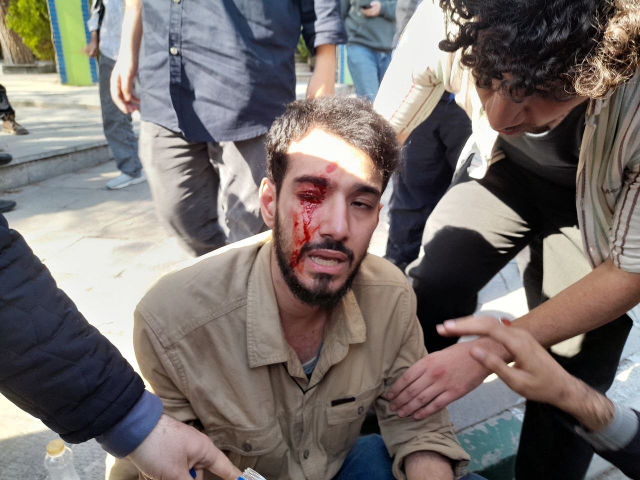 کف، سوت و چاقوکشی، بدعت جدید دانشجونماها برای مراسم چهلم شهدا