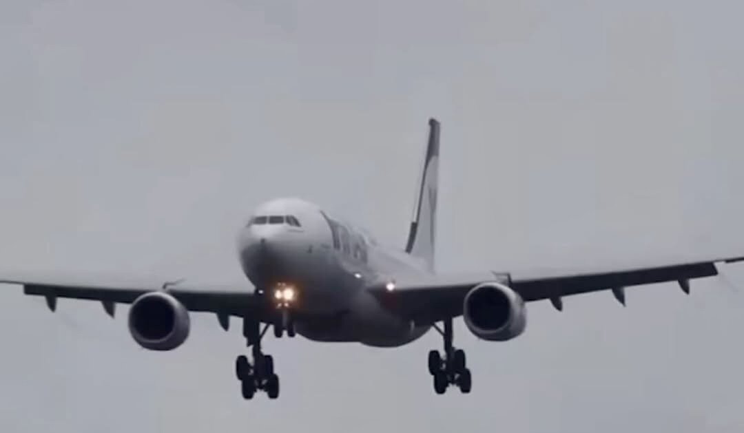 فرود نرم و زیبای هواپیمای ایرانی در فرودگاه منچستر؛ لندینگ عالی پرنده ایرانی را ببینید