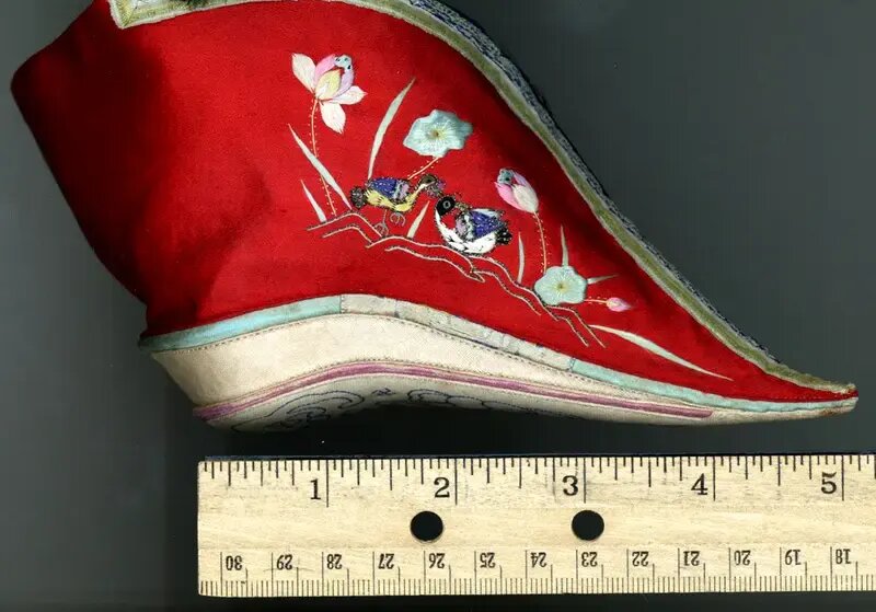 کفش‌های باستانی ۱۳ سانتیمتری برای زنانی با «پاهای بسته» | عکس