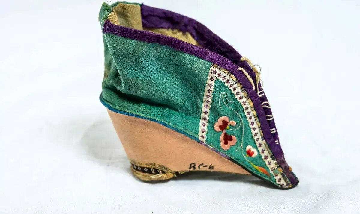 کفشهای باستانی ۱۳ سانتیمتری برای زنانی با «پاهای بسته» | عکس کفشهای باستانی ۱۳ سانتیمتری برای زنانی با «پاهای بسته» | عکس