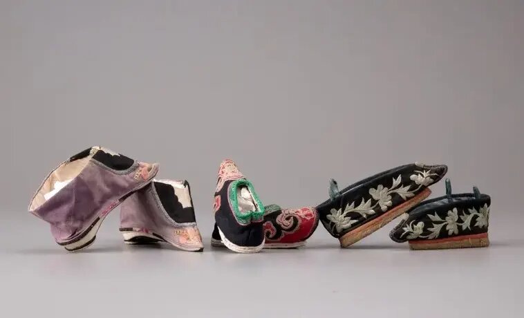 کفش‌های باستانی ۱۳ سانتیمتری برای زنانی با «پاهای بسته» | عکس