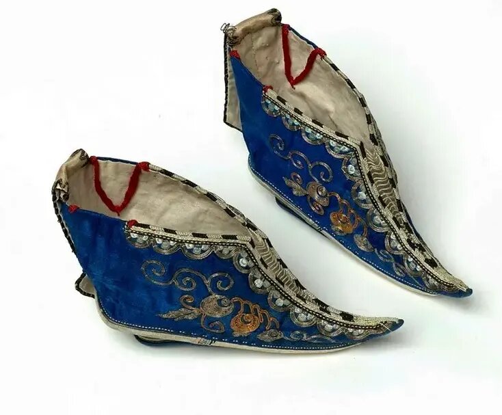 کفش‌های باستانی ۱۳ سانتیمتری برای زنانی با «پاهای بسته» | عکس