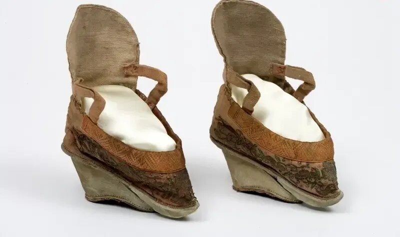 کفش‌های باستانی ۱۳ سانتیمتری برای زنانی با «پاهای بسته» | عکس