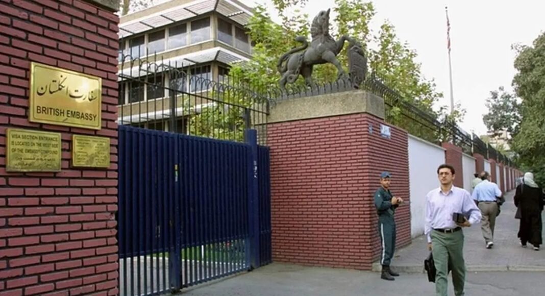 انگلیس کارکنان دیپلماتیک خود را از ایران خارج کرده است