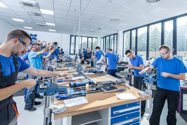 تفاوت آوسبیلدونگ آلمان با دوره‌های فنی حرفه‌ای ایران چیست؟