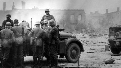 بستنی خوردن یک کودک روی مین دریایی؛ سال ۱۹۴٠ + عکس