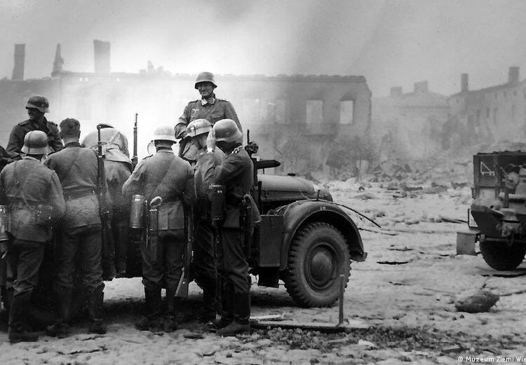 بستنی خوردن یک کودک روی مین دریایی؛ سال ۱۹۴٠ + عکس