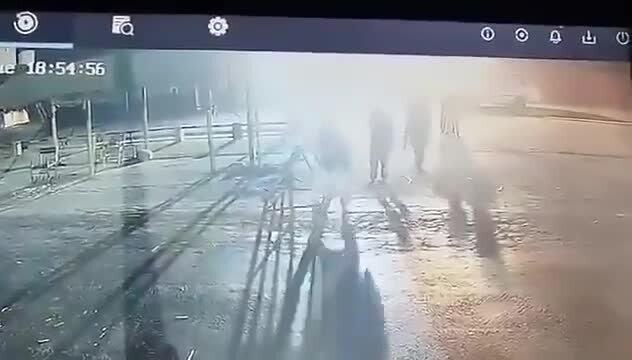 بمب‌گذار انتحاری طالبان خود را در ایست بازرسی پاکستانی منفجر کرد | ببینید