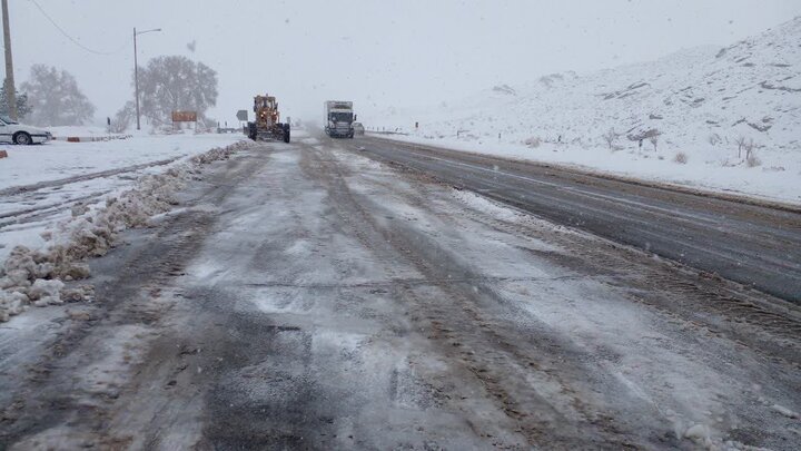 حجم و ارتفاع باورنکردنی برف در این گردنه کشور | ببینید