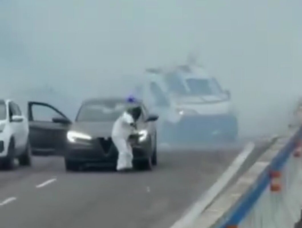 حمله به خودروی حمل پول در جاده! + ویدئو | تصاویری از لحظه تیراندازی