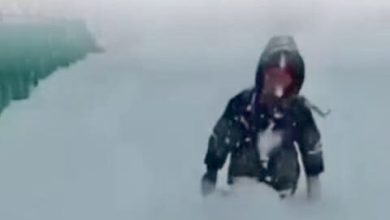 دانش آموزی که هر روز تا کمر در برف به سوی مدرسه حرکت می‌کرد مورد تقدیر رئیس جمهور قرار گرفت | تصاویر این پسر پر تلاش قرقیزی را ببینید