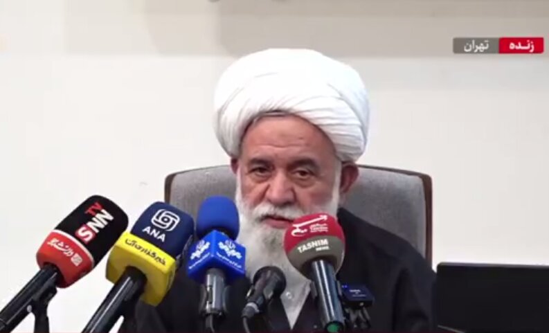 رهبر انقلاب در اوج تهدیدها به حرم حضرت امام رفتند؛ انگار نه انگار ... + ویدئو | آیت‌الله رشاد: یعنی شما یاوه می‌گویید ما نمی‌ترسیم