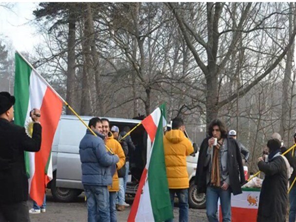 غذای مجانی برای تجمع سلطنت‌طلب‌ها! | ویدئو