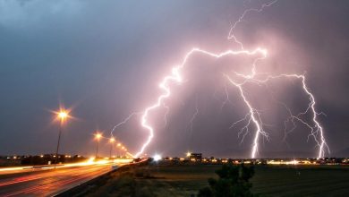 لحظه اصابت صاعقه به زمین در ایلام + ویدئو | صدای رعد و برق را بشنوید