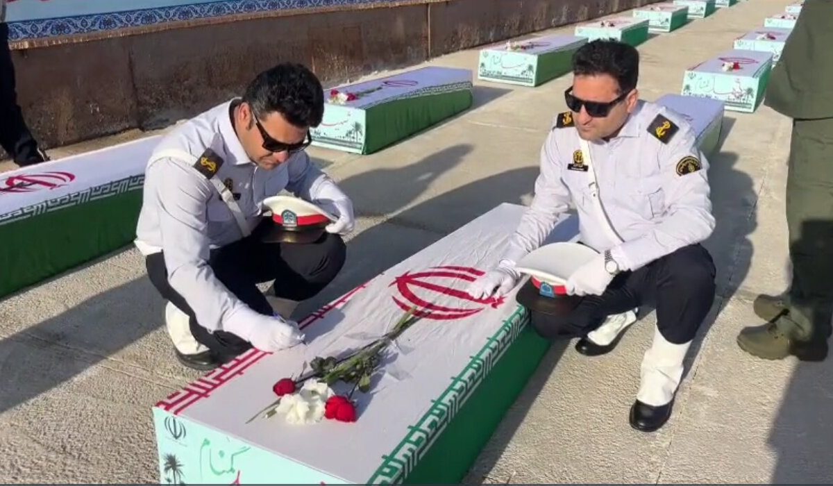 لحظه ورود پیکرهای مطهر با کشتی به کشور | ویدئو