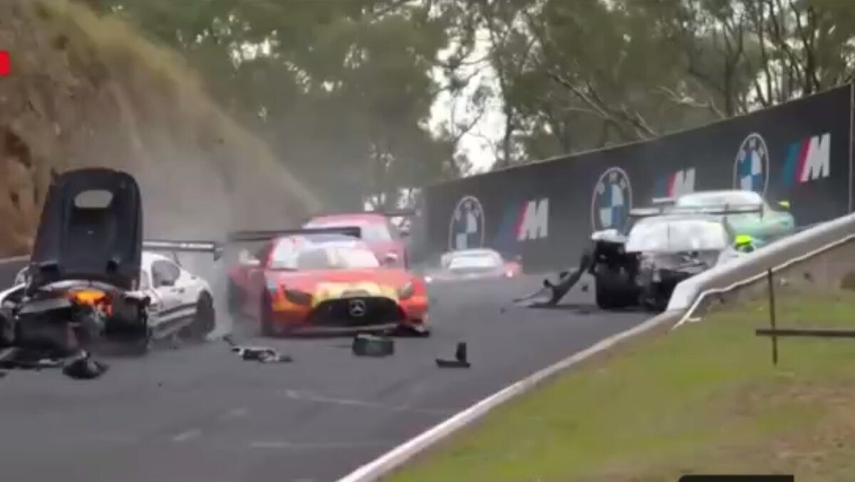 لحظه وقوع برخورد هولناک خودروی مرسدس با پورشه + ویدئو | وضعیت خودروها بعد از تصادف