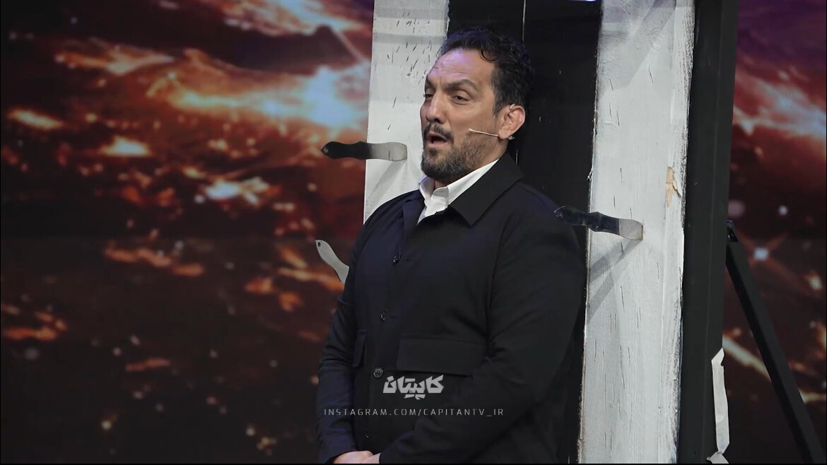 لحظه پرتاب چاقو به سمت پژمان درستکار + ویدئو | اجرای دلهرهآور روی صحنه کاپیتان را ببینید لحظه پرتاب چاقو به سمت پژمان درستکار + ویدئو | اجرای دلهرهآور روی صحنه کاپیتان را ببینید