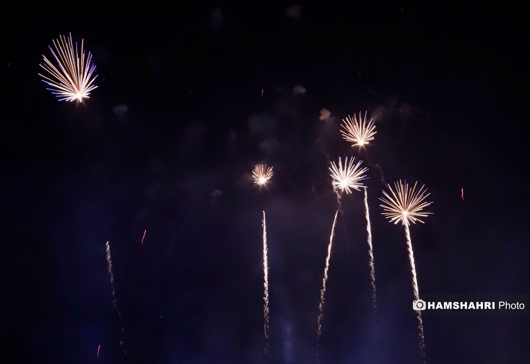 نورافشانی در سالگرد جشن انقلاب اسلامی در میدان آزادی تهران