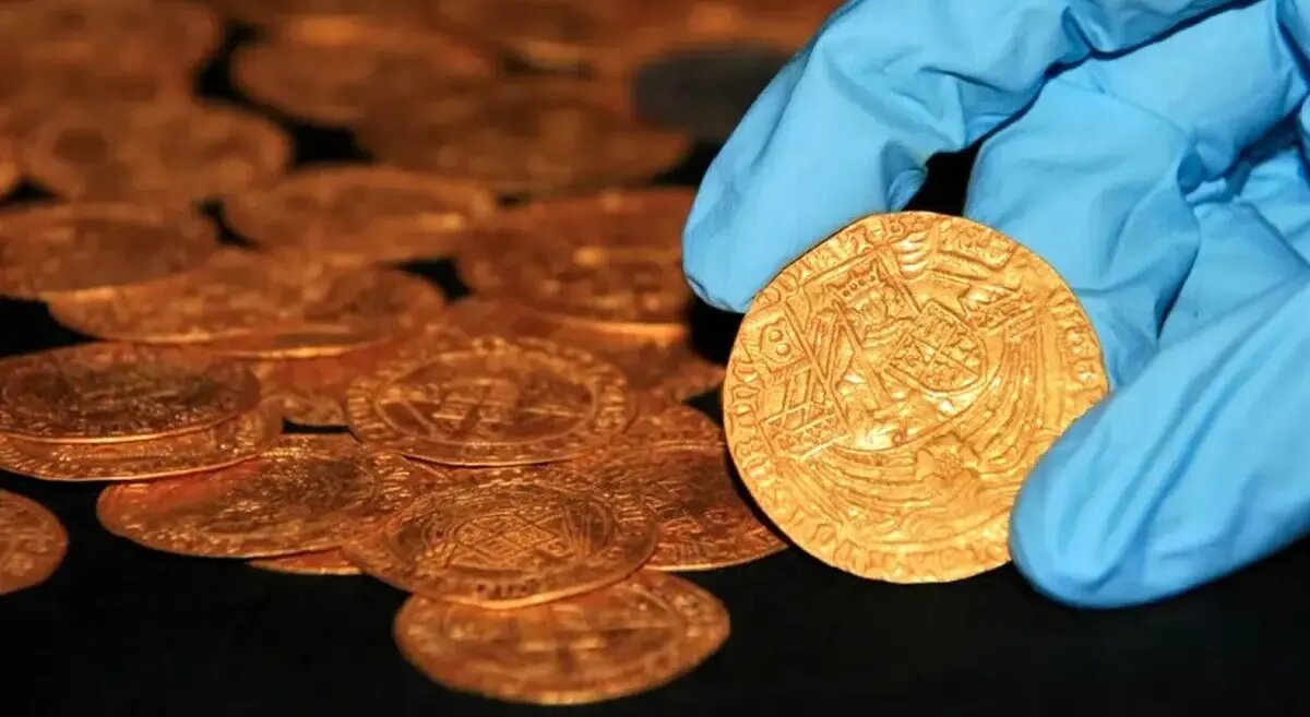 کشف گنج سکّه‌های ۵۰۰ ساله از باغچۀ حیاط پشتی | عکس