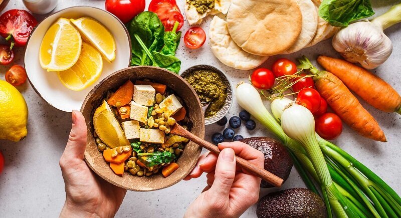 جرعه‌جرعه یا یک‌باره؟؛ اصول صحیح نوشیدن آب در فصل گرما