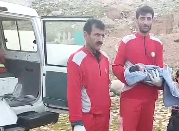 تولد نوزاد عجول در آمبولانس هلال احمر + عکس