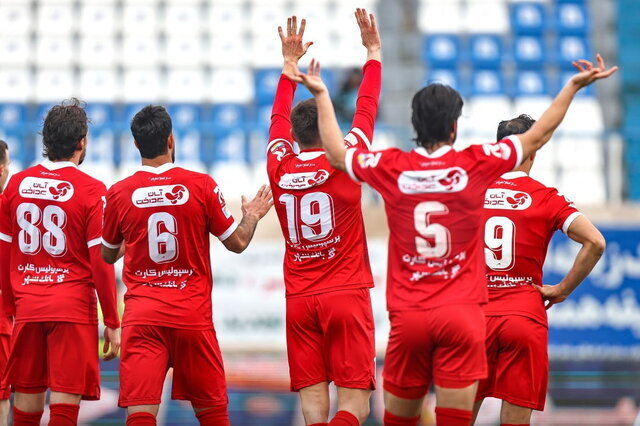 مهاجم پرسپولیس در پیراهن آبی لذت می برد! + عکس مهاجم پرسپولیس در پیراهن آبی لذت می برد! + عکس