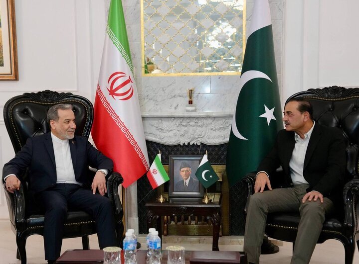 عراقچی با عاصم منیر دیدار کرد + عکس عراقچی با عاصم منیر دیدار کرد + عکس
