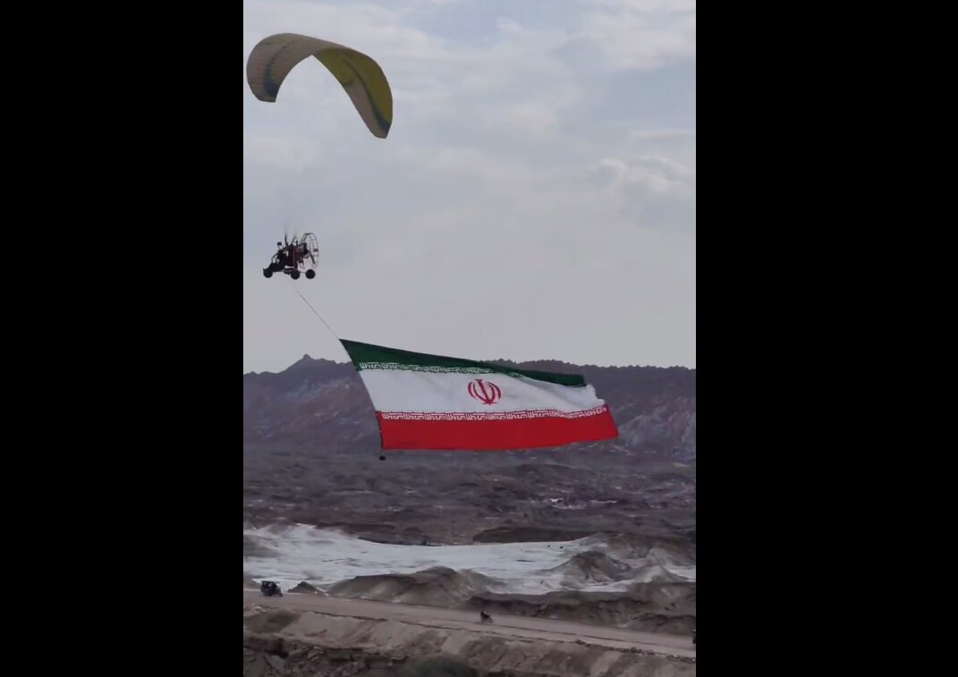 پرواز پرچم ایران در آسمان جزیره هرمز | ویدئو