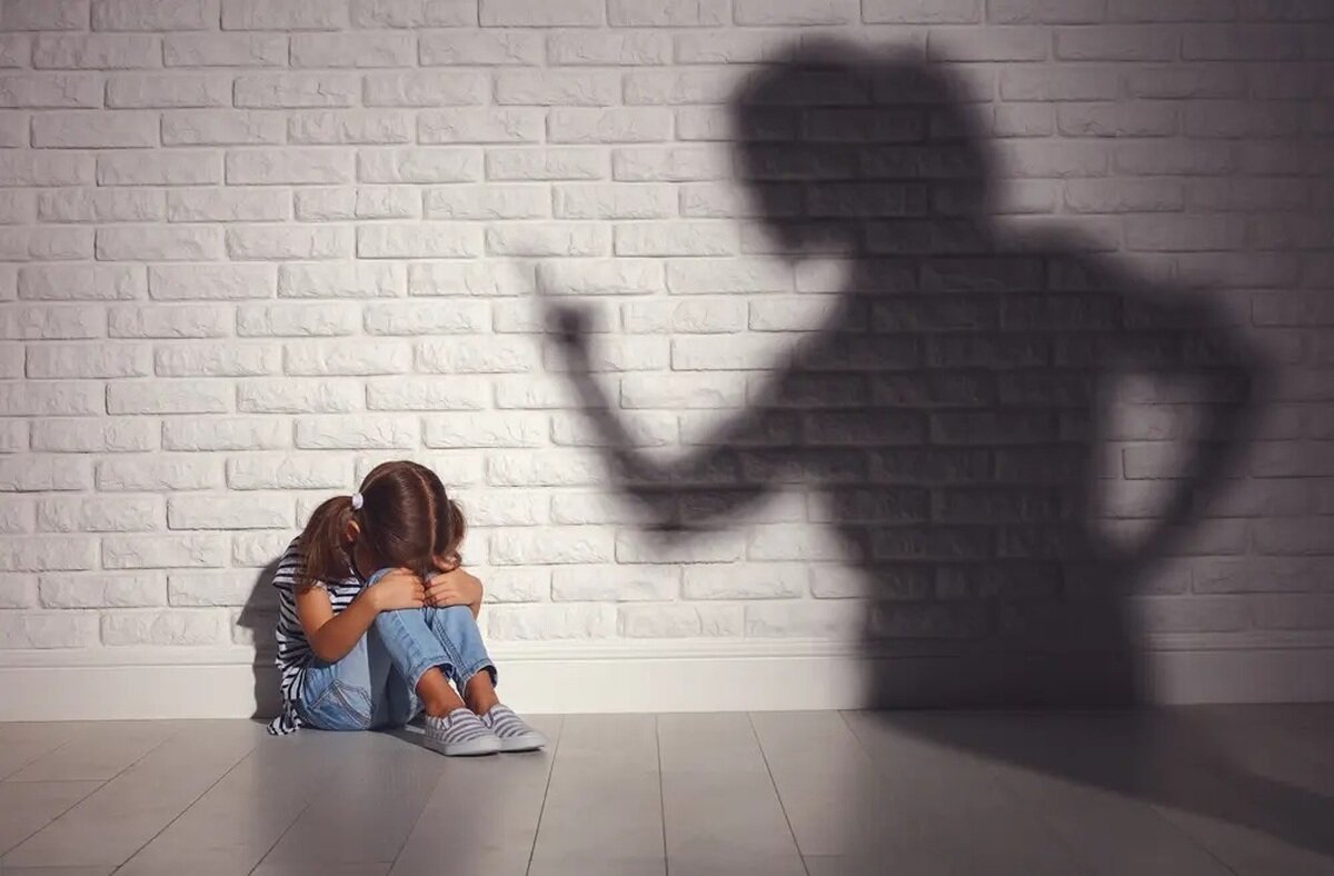 ۷ نشانه والدین هلیکوپتری که آینده کودک را تهدید می‌کنند