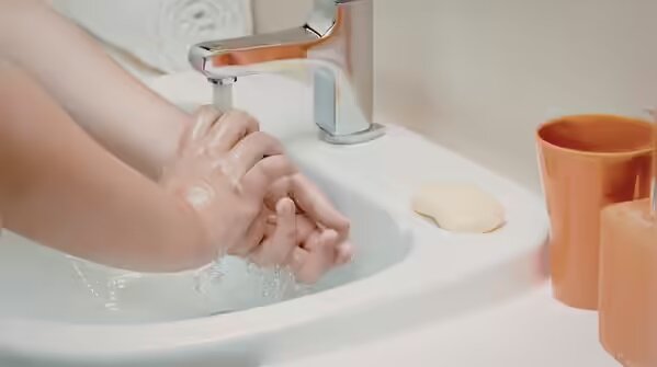 چرا این کار از ابتلا به بیماریها جلوگیری میکند؟ | شیوه دست شستن صحیح چرا این کار از ابتلا به بیماریها جلوگیری میکند؟ | شیوه دست شستن صحیح