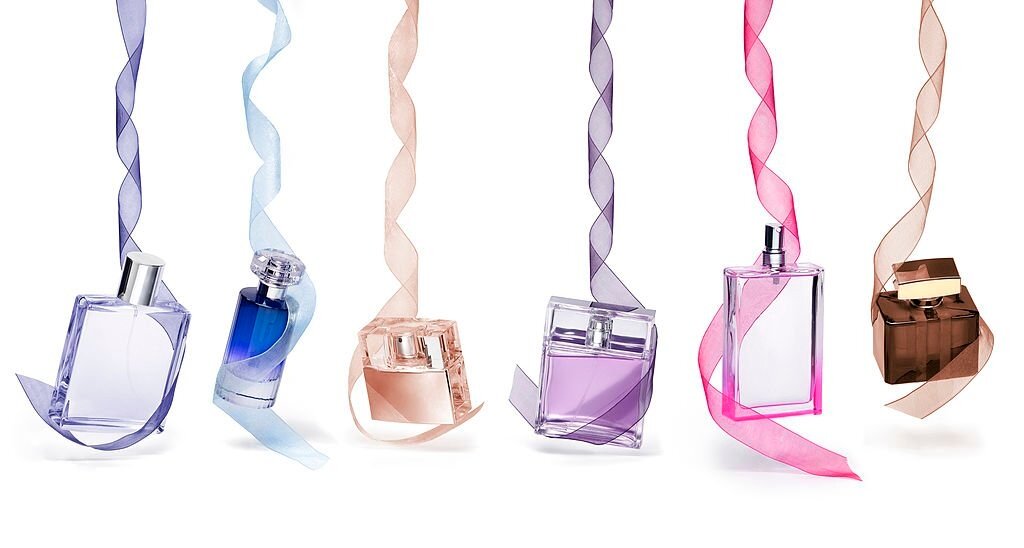 ۸ عطر مناسب تابستان را بشناسید؛ از نُت‌های مرکباتی تا یاس