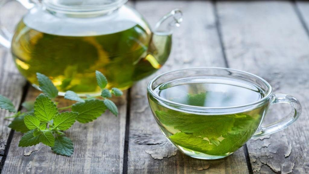 ۵ دمنوش آرام‌بخش وقتی ذهنتان شلوغ است؛ بدون خواب‌آلودگی | این گیاه به «گیاه آرامش» معروف است