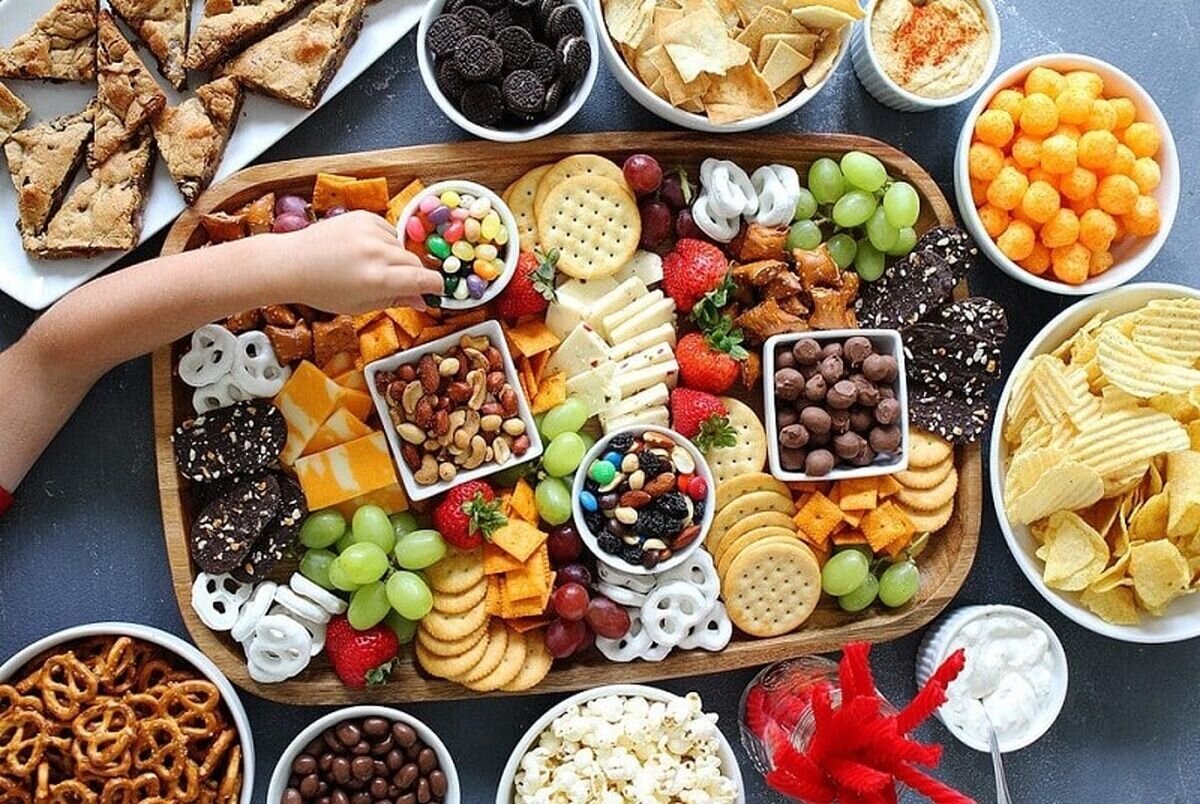هنگام تماشای فوتبال چی بخوریم؟؛ لیست بهترین تنقلات سالم برای جام جهانی