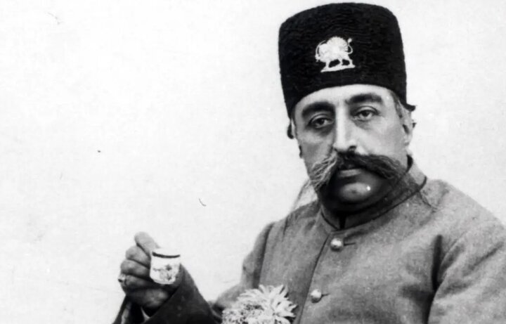 مظفرالدینشاه با ژست خوردن قهوه؛ عکس رنگیشده مظفرالدینشاه با ژست خوردن قهوه؛ عکس رنگیشده