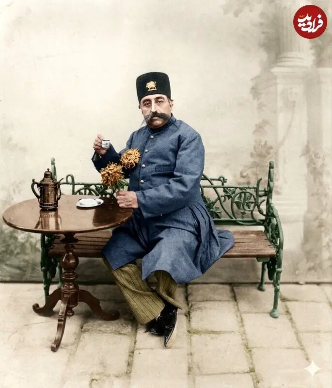 مظفرالدین‌شاه با ژست خوردن قهوه‌؛ عکس رنگی‌شده