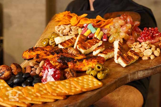 این میز مزه خانگی همه مهمان‌ها را شگفت‌زده می‌کند؛ از بال کبابی تا قارچ و پنیر گریل‌شده