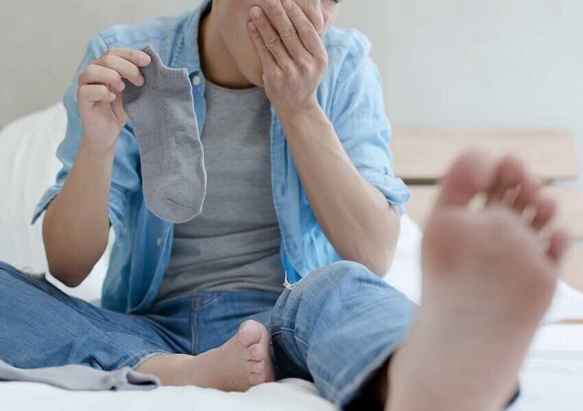 ۶ علت واقعی بوی بد پا؛ راهکار چیست؟