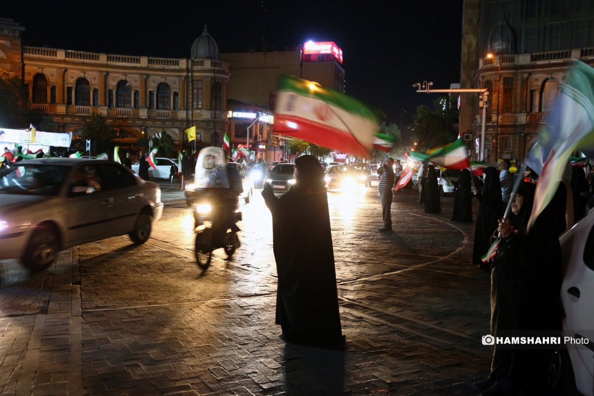 این دختر جوان هر شب در خیابان شعار  خون‌خواهی رهبر شهید را سر می‌دهد...| ببینید